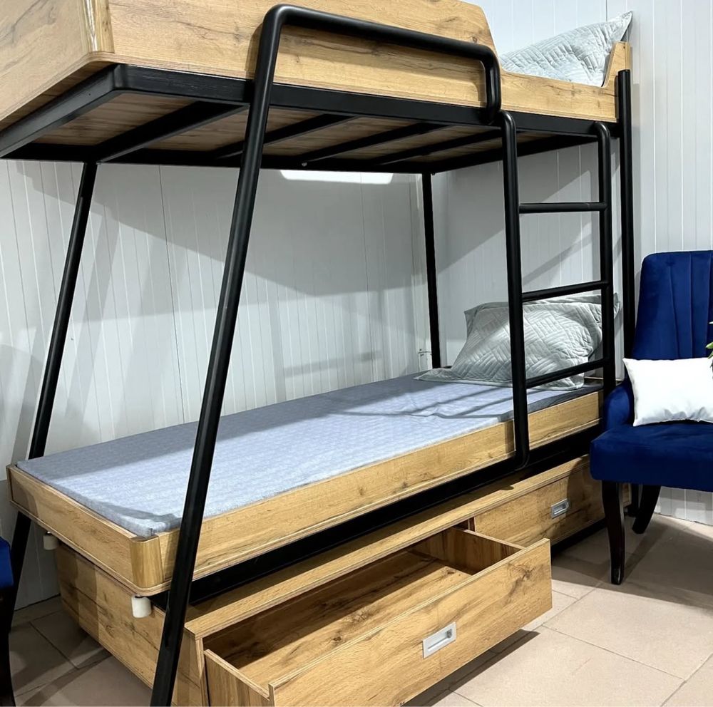 Продам 2х ярусную кровать, 3х местная