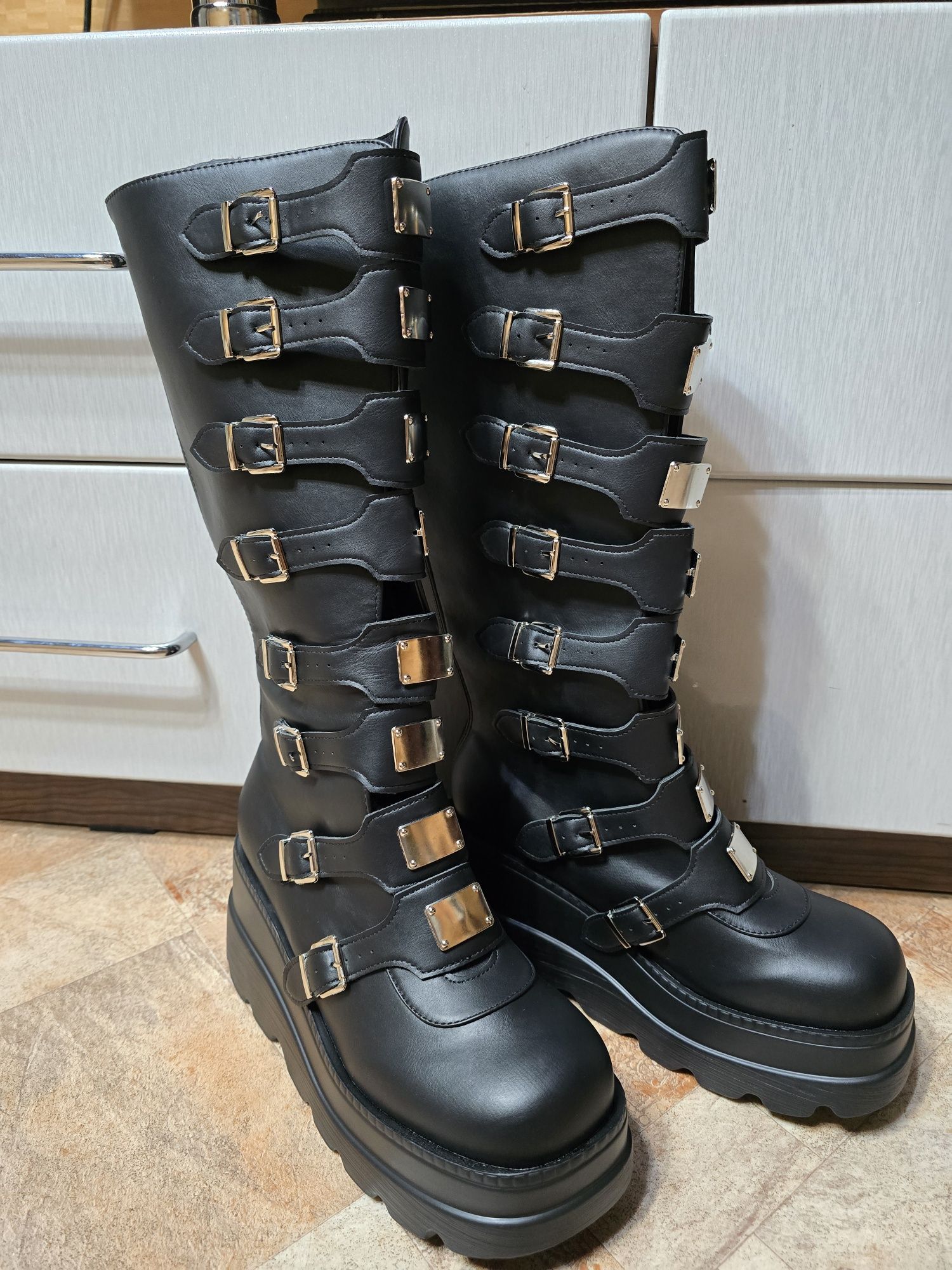 Продам новые демисезонные сапоги.