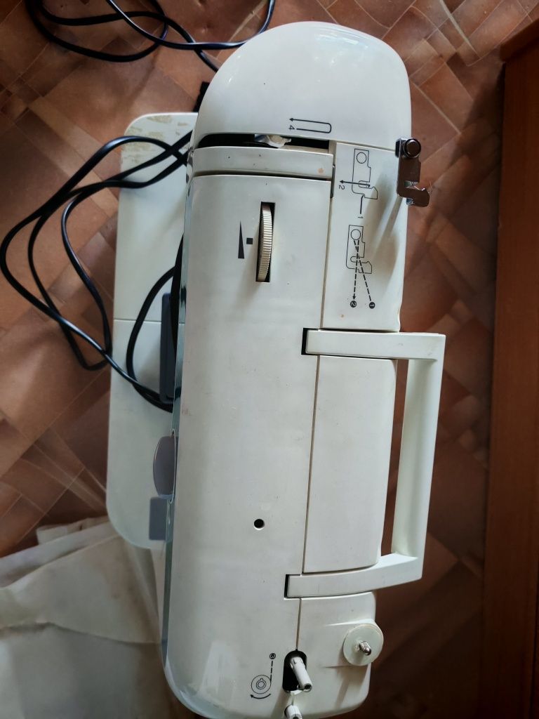 Продам швейную машинку