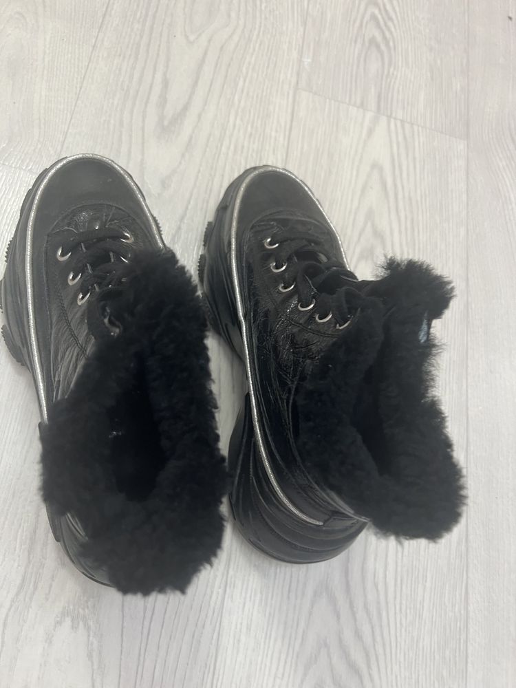 Продам зимние кроссовки
