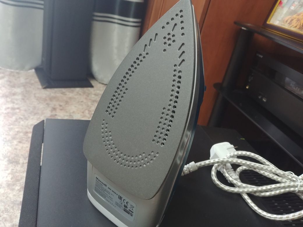 Продаю паровой утюг Maxwell MW-3056B