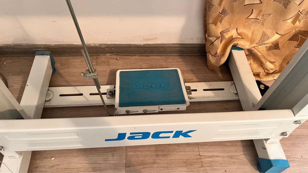 Продам промышленную швейную  машину для тяжелых тканей Jack
