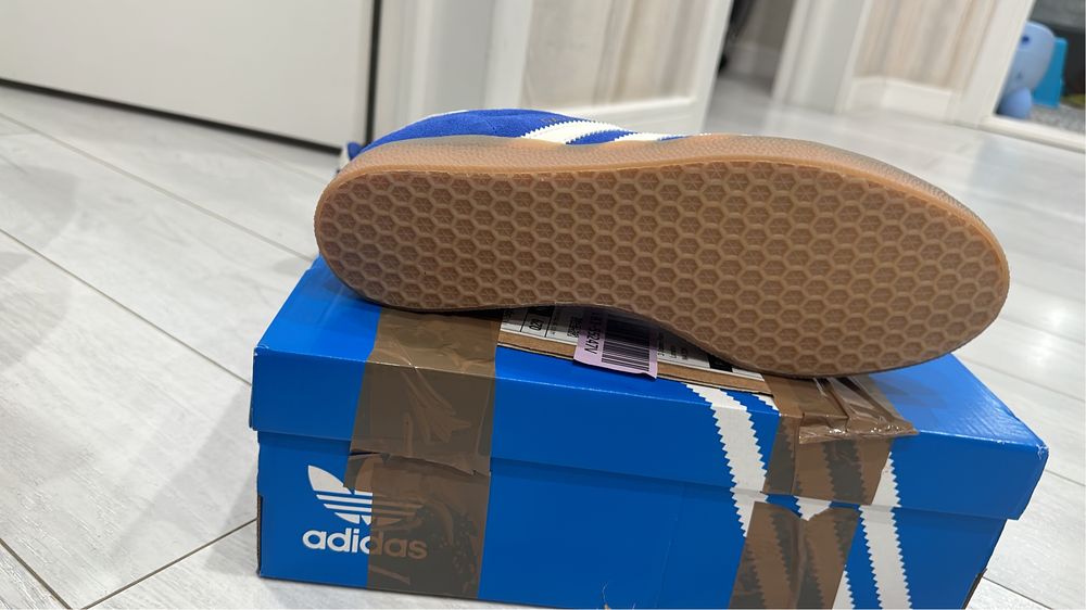 Продам кроссовки Adidas gazelle оригинал