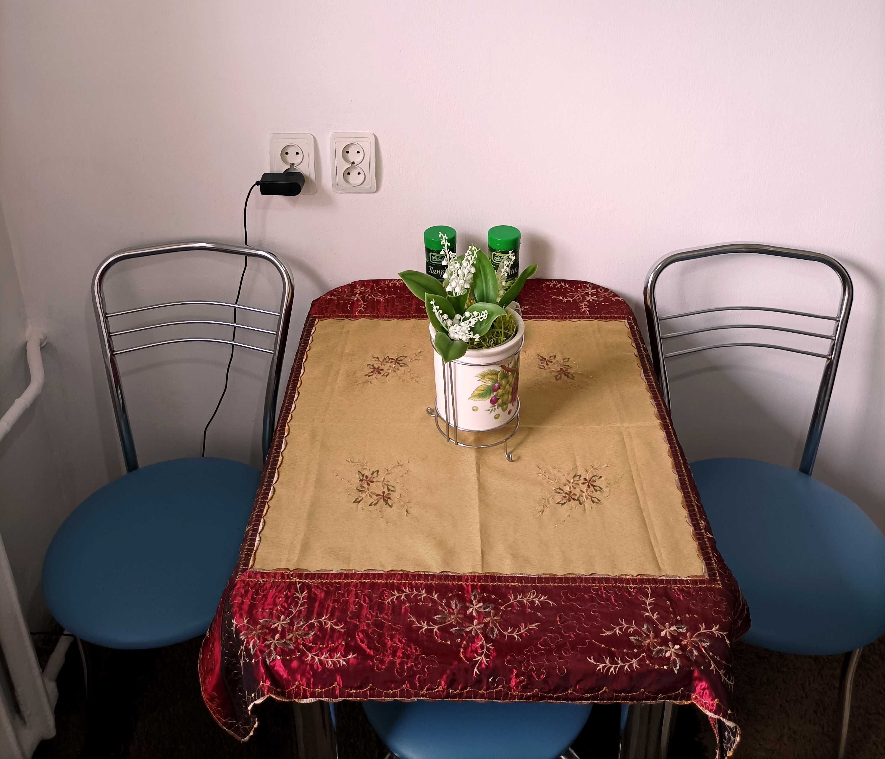 Кухонный стол и стулья