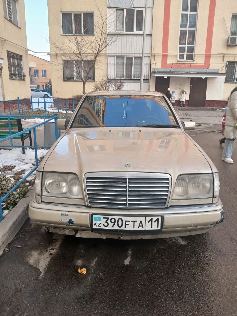 Машина мерседес 124