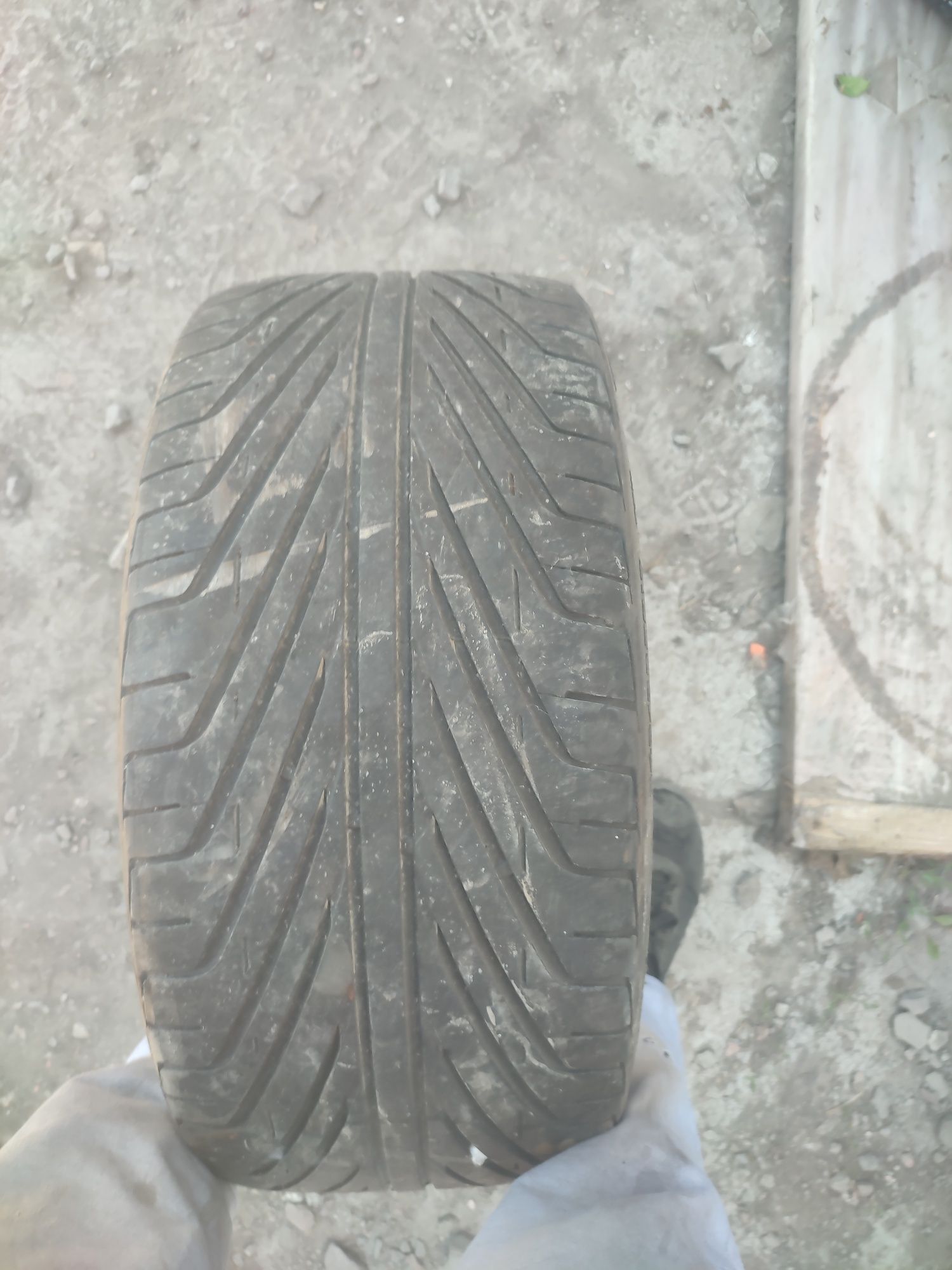 Шина безкамерка размер 245/35 ZR19