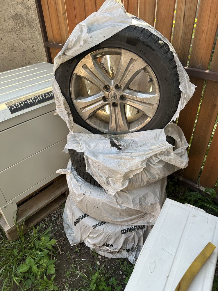 Зимние шины с дисками Hankook на Toyota Highlander 3-поколение R19