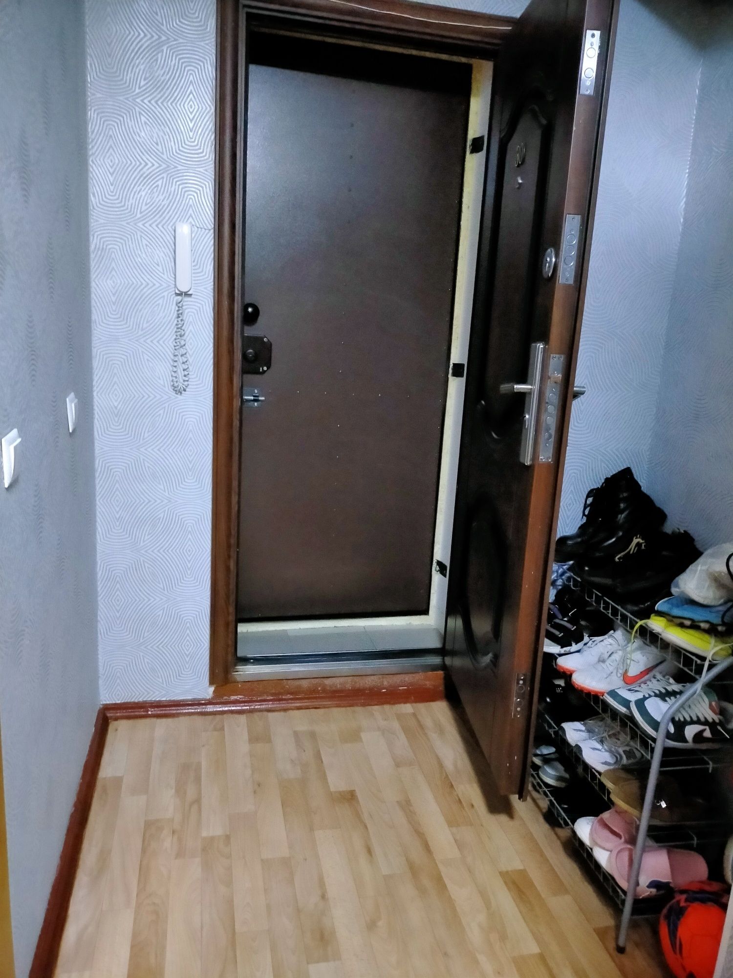 продам 2х комн квартиру по Маясова 27!