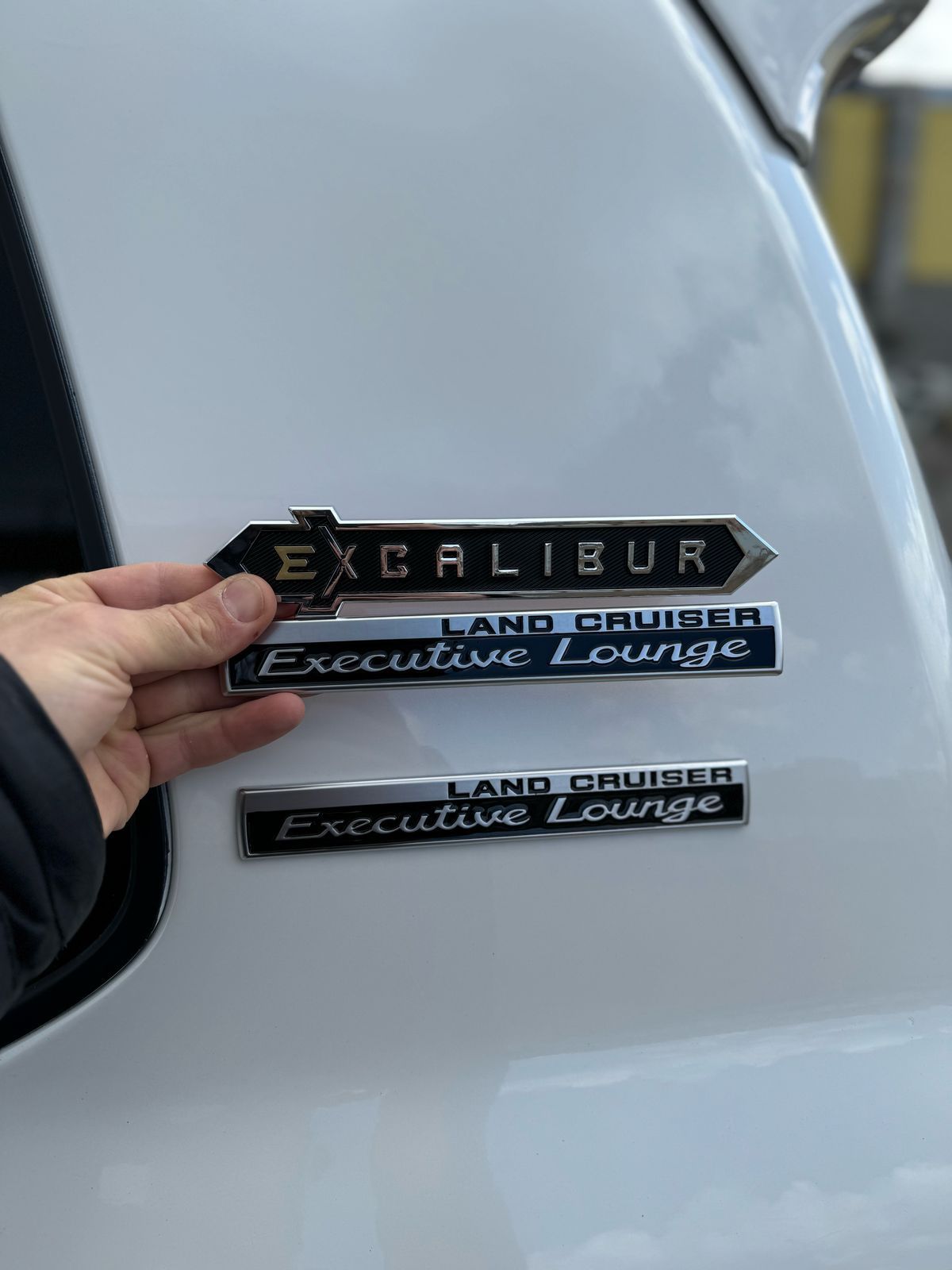 Значок в решетку радиатора Toyota land cruiser 200 lx570