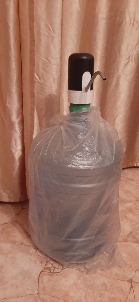 Продаю электрическую помпу и бутыль для воды. Запасная помпа в подарок