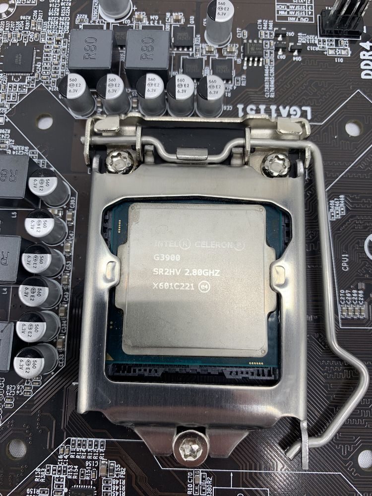 Материнская плата соккет1151 b250 на 12 карт + процессор Celeron G3900
