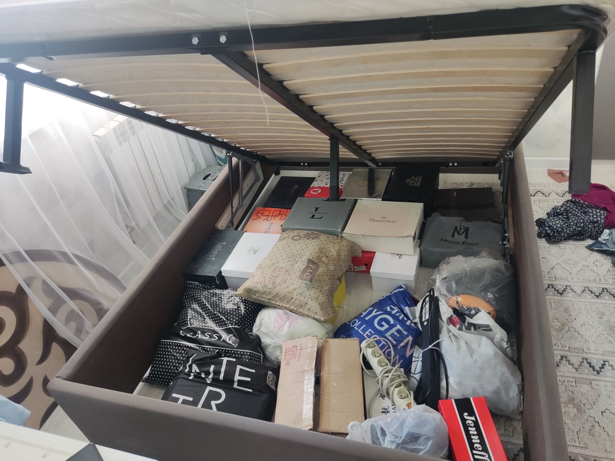 Продам кровать 140*200 в хорошем состоянии.С подъёмным механизмом.