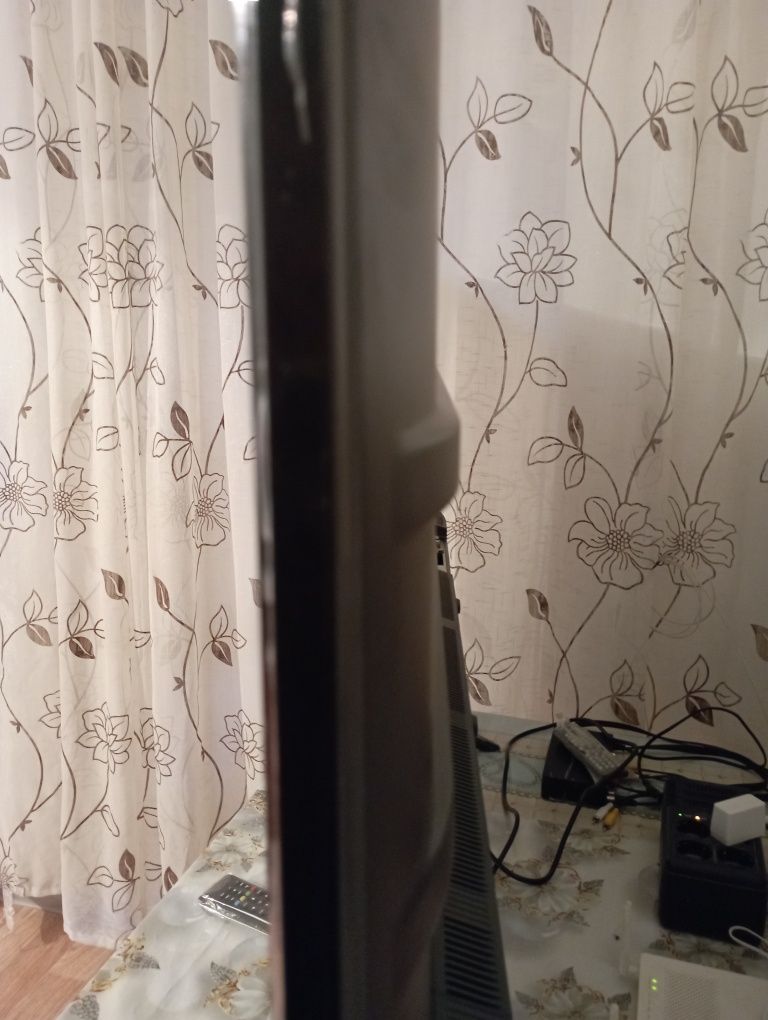 Телевизор Самсунг, смарт Тв,  диагональ 1.50, новая
