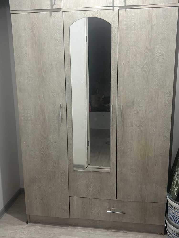 продается шкаф хорошего качества состояние хорошее и кровать односпалк