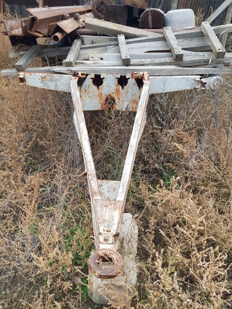 Продам  кормораздатчик, капот, два крылья, две двери от ГАЗ 53.