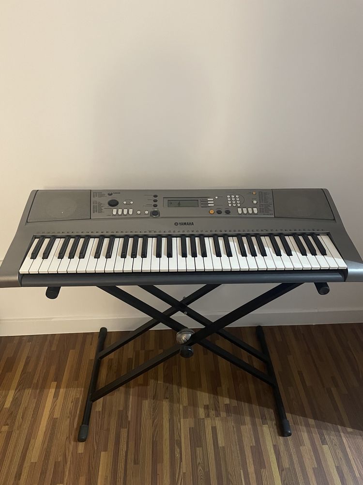 Продаю синтезатор Yamaha psr r-300