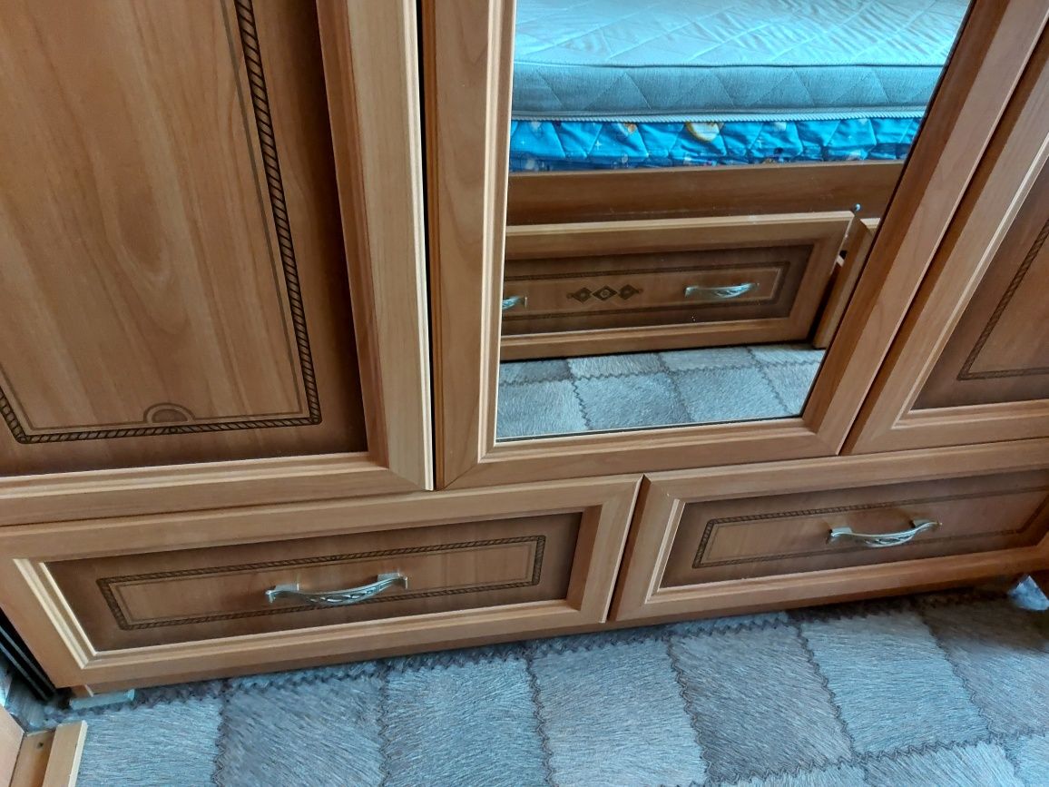 Двухъярусная кровать с полками и шкаф