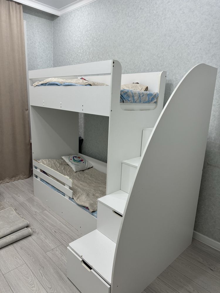 Продам детскую 2 хярусную кровать с матрасами