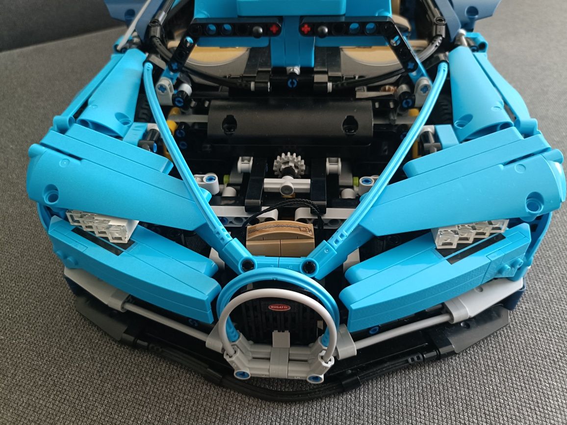 Сумка от Bugatti — шубу не вмещает, зато Chiron идёт в комплекте
