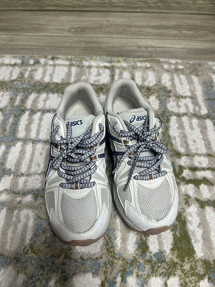 Кроссовки Asics.