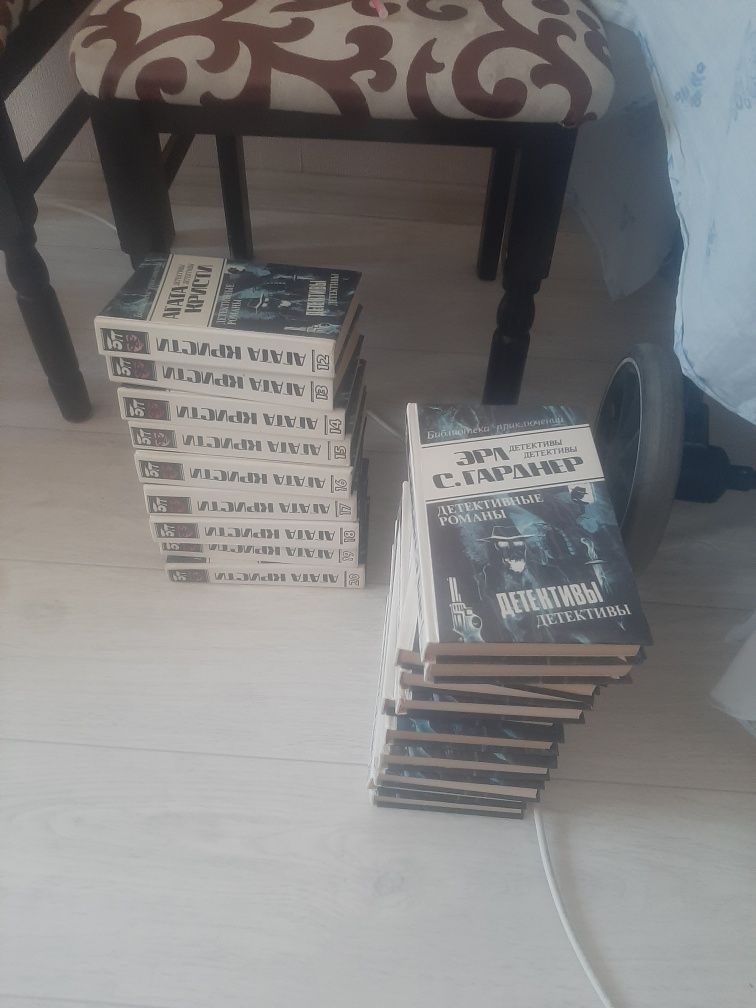 Продам книги детективы