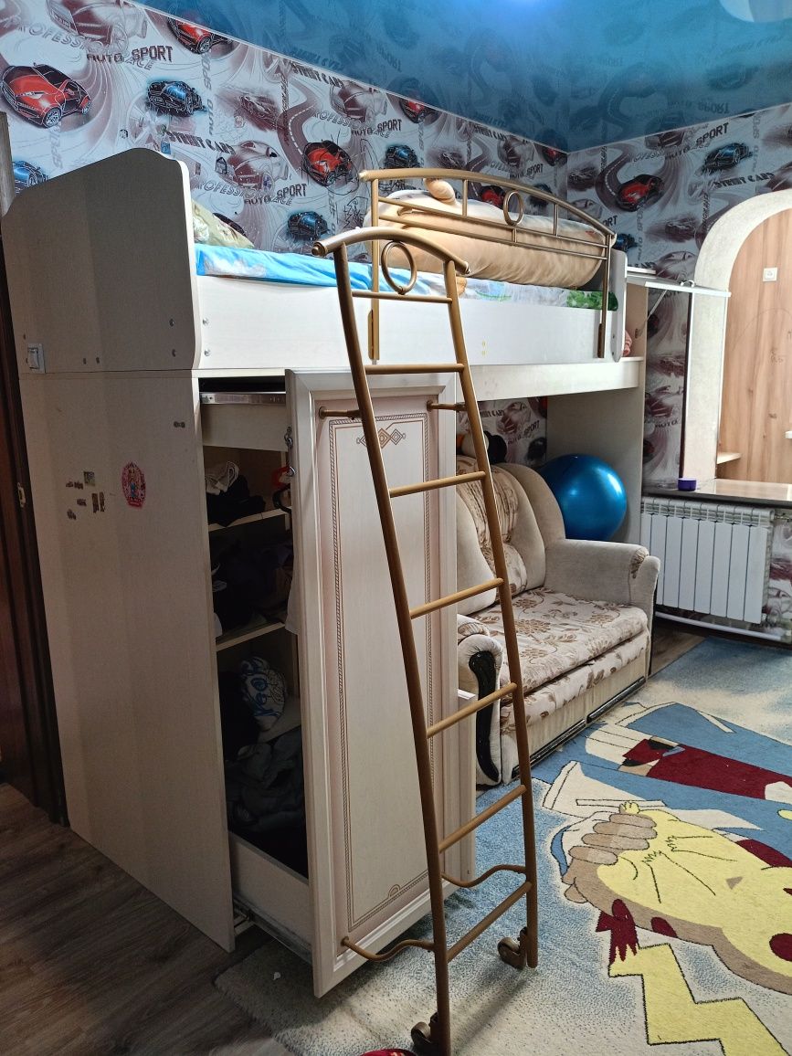 Продам детскую кровать и мини диванчик