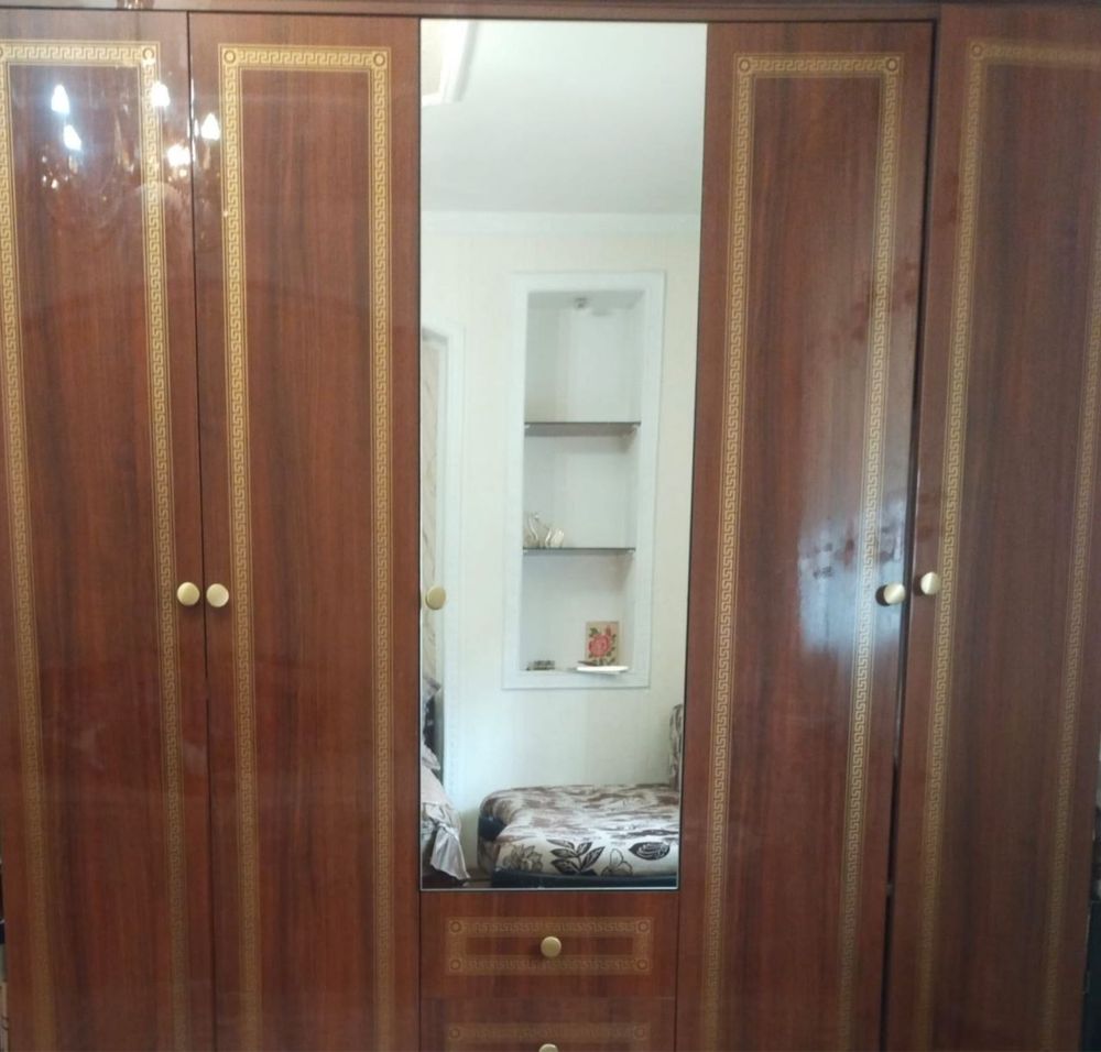 Продаю спальный гарнитур. Качество заводское.