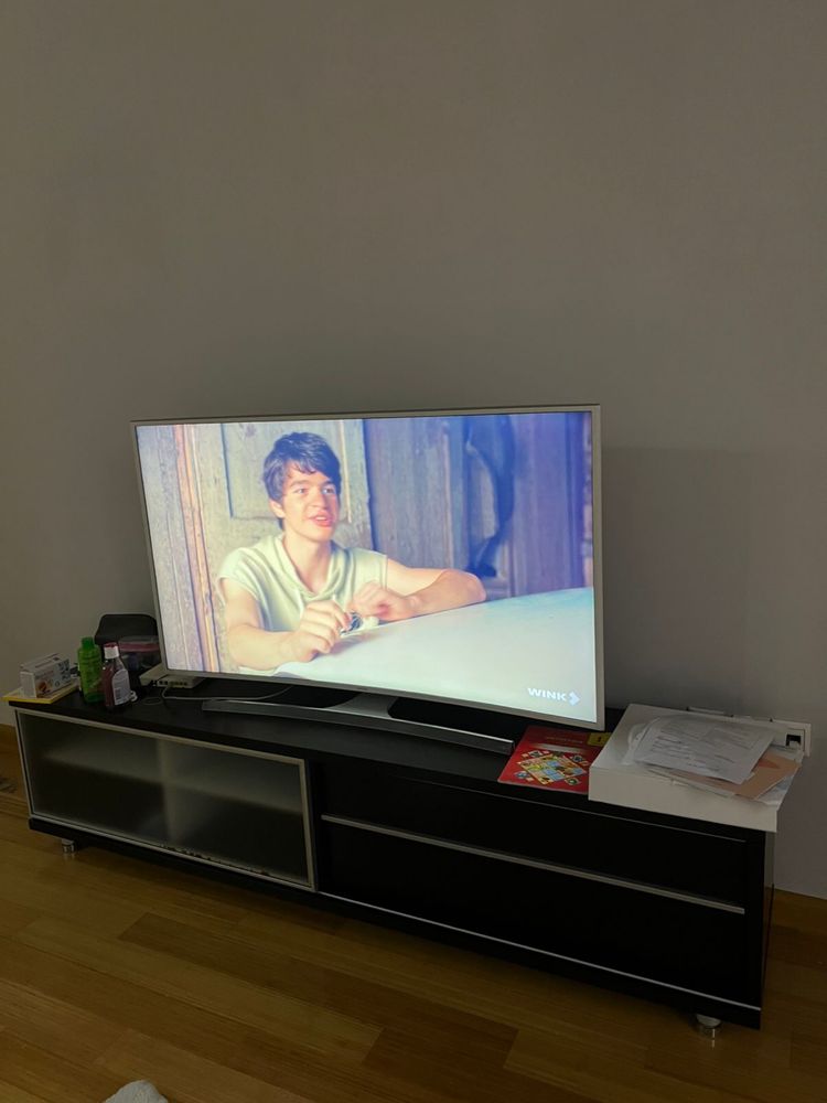 Телевизор и шкаф