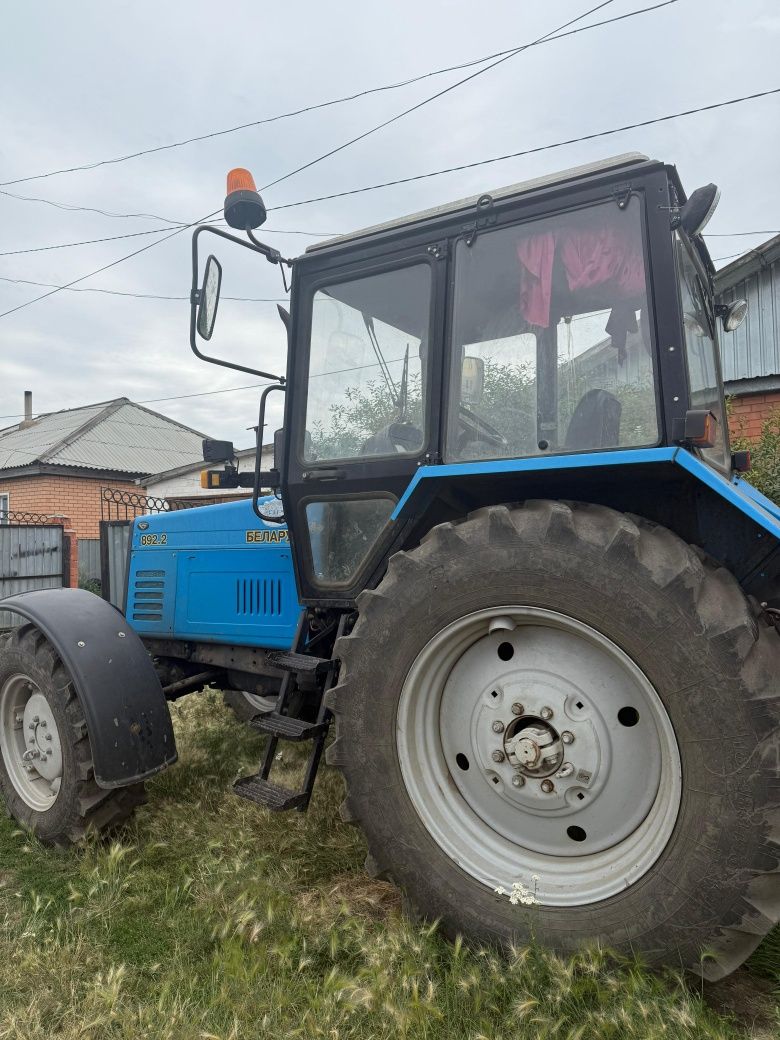 Трактор. МТЗ 892.2 и пресс подборшик CLASS ROLLANT 66