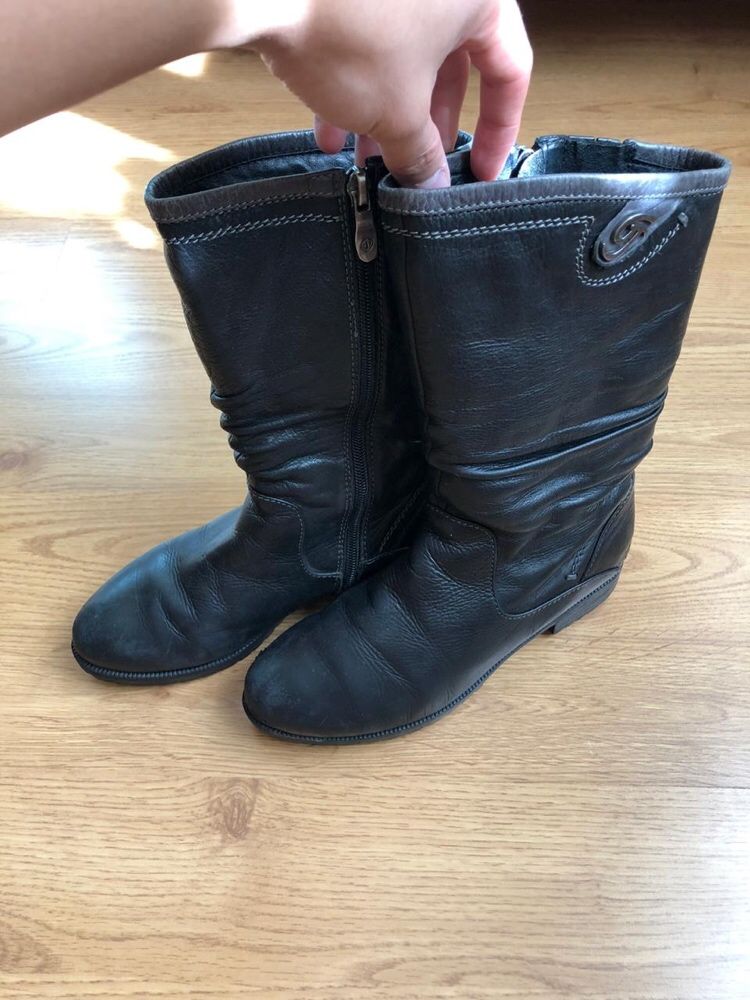 Продам зимние сапоги для девочки из натуральной кожи, внутри цигейка.