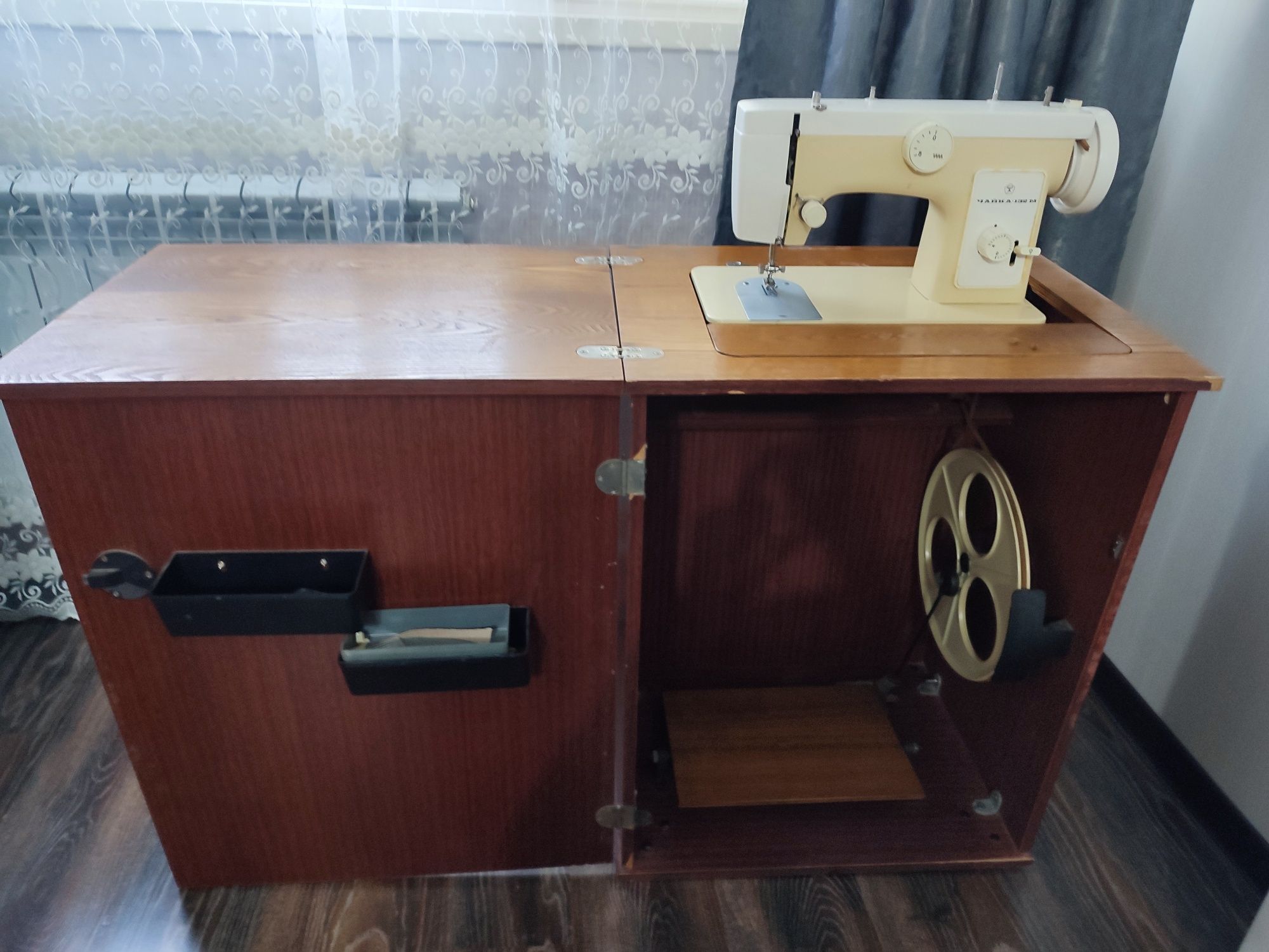 Продам швейную машину, и журнальный столик