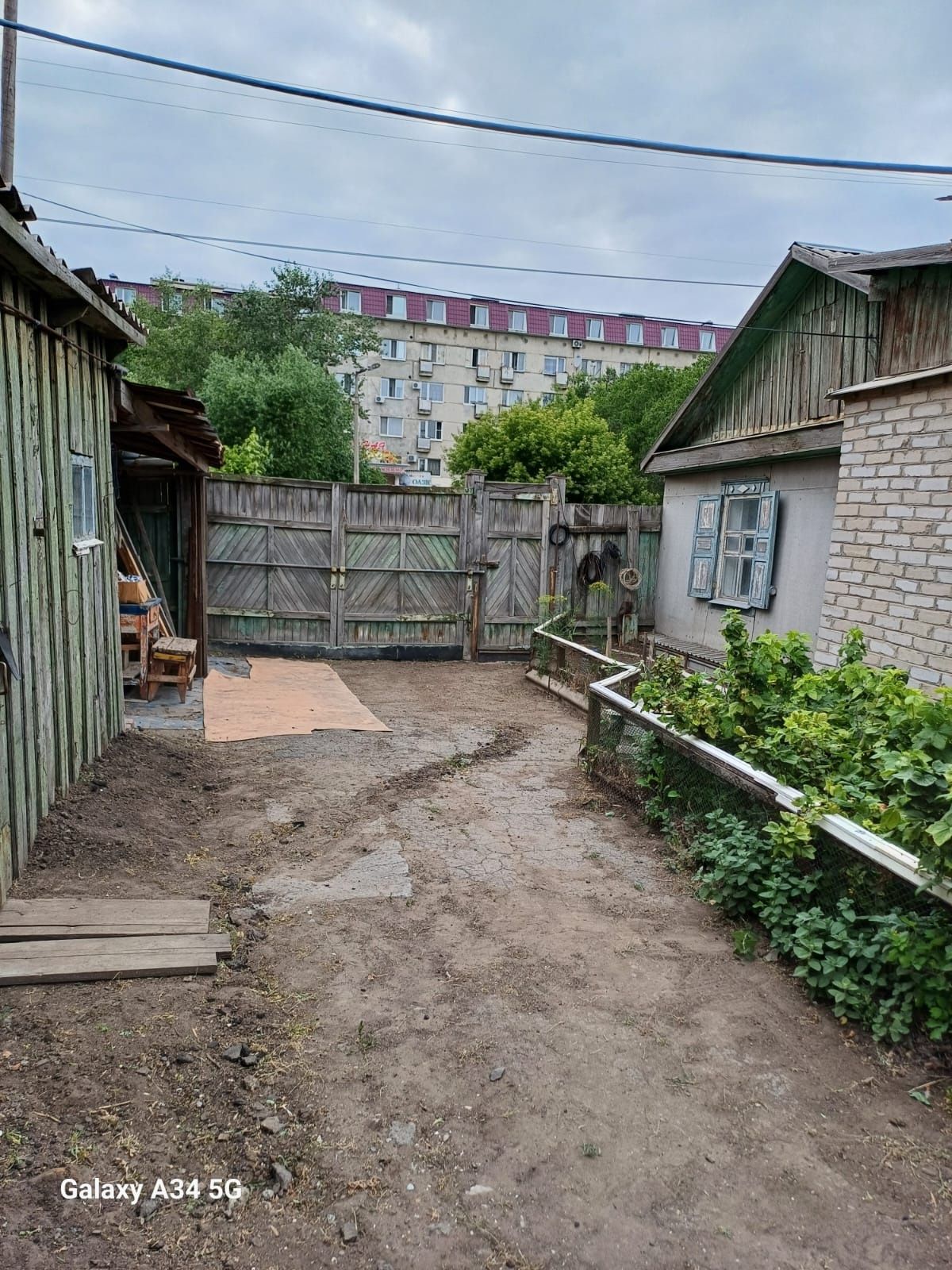 Частный дом .3 комнаты. Участок  4.2 сотки .Угловой Комарова 131