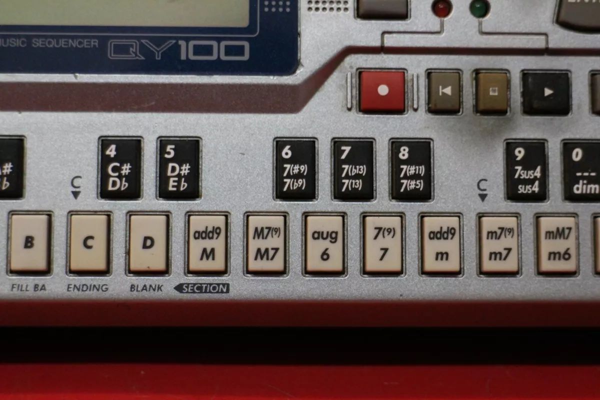 Звуковой модуль ( секвенсор ) Yamaha QY-100.