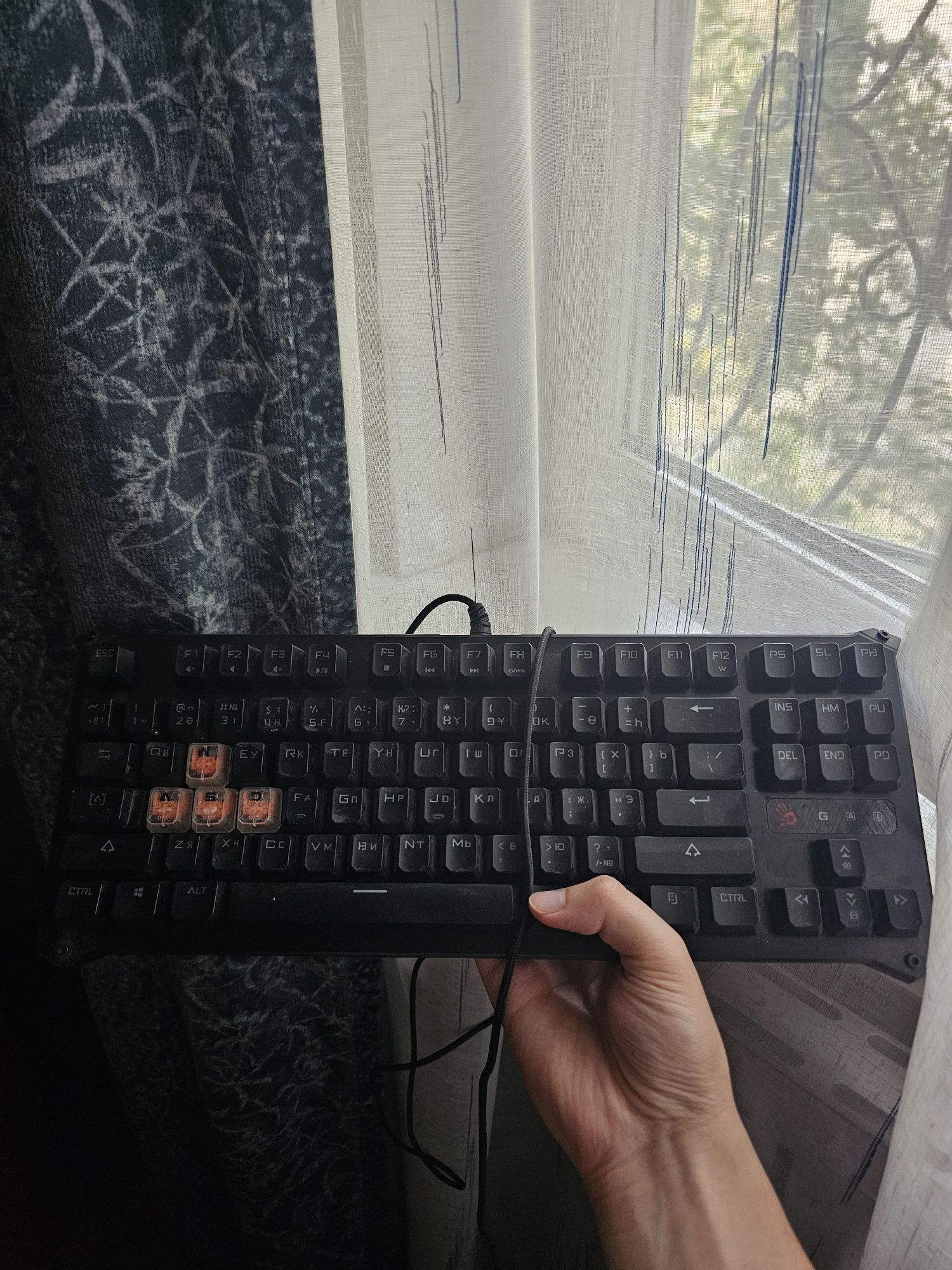 СРОЧНО!!! ПРОДАМ LOGITECH G305 + Клавиатура Bloody b930 в отл. сост.