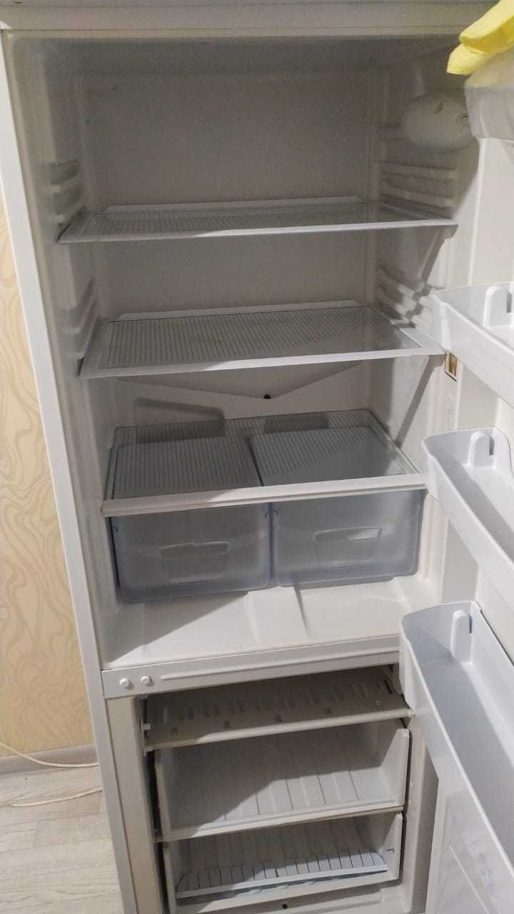 Продам холодильник Indesit