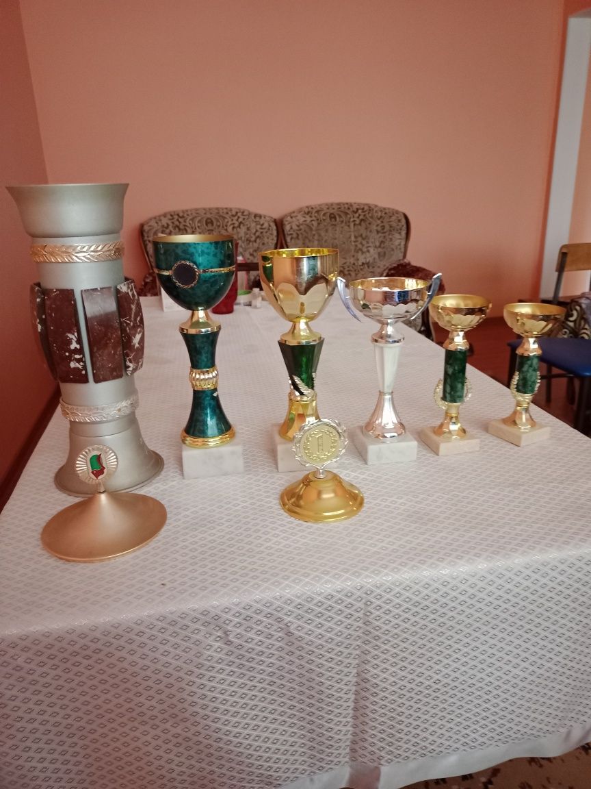 Продаю спортивные кубки коллекционные