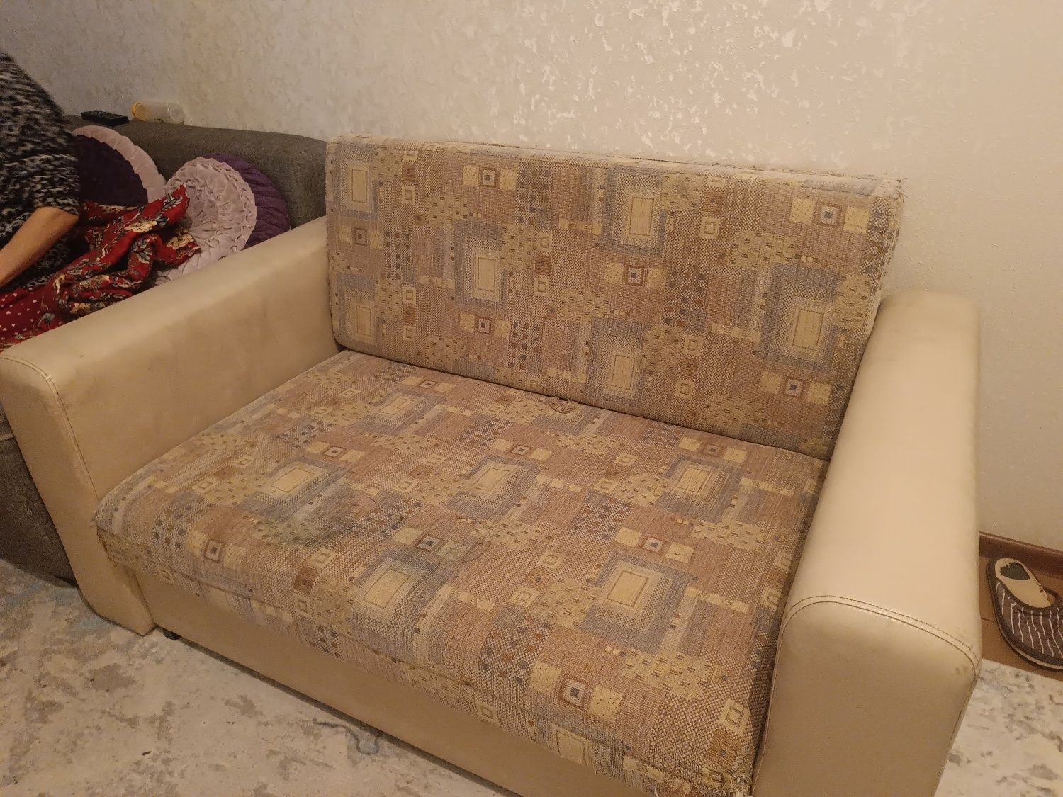 Диван потцарапаный но хороший раскладной