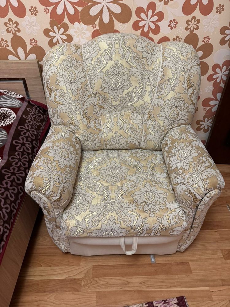Продается мягкий, удобный диван с двумя креслами в комплекте.