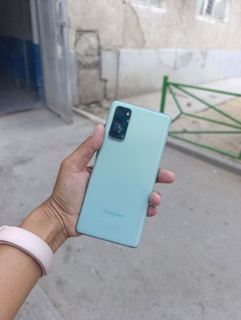 Самсунг S 20 FE телефон