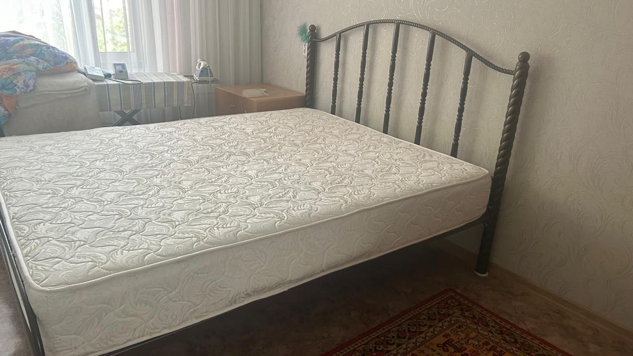Продам железный кованный кровать +матрац