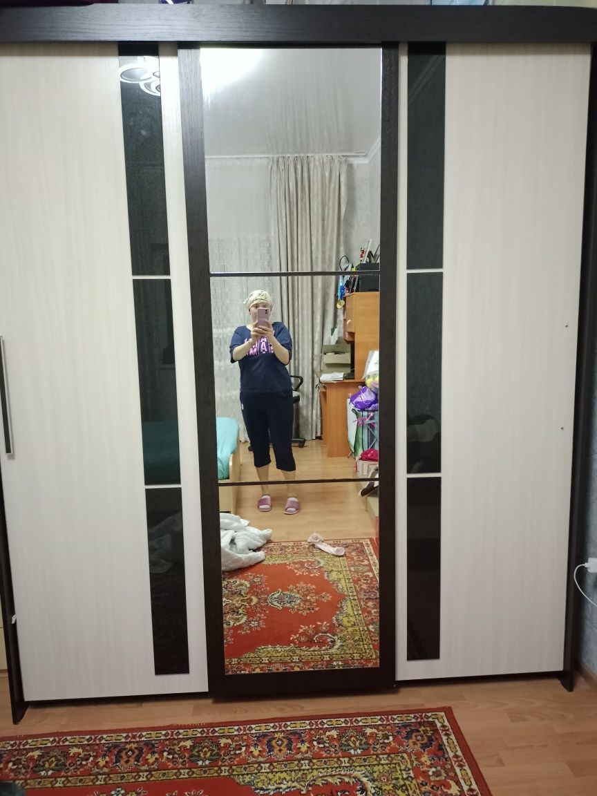 Продам спальный гарнитур, компьютерный стол, шифоньер