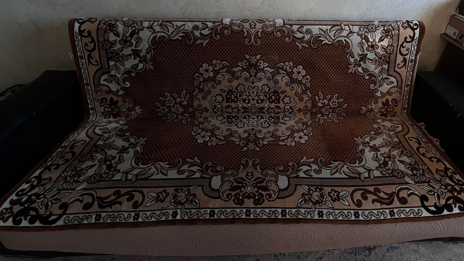 Продам диван-книжка в хорошем состоянии.