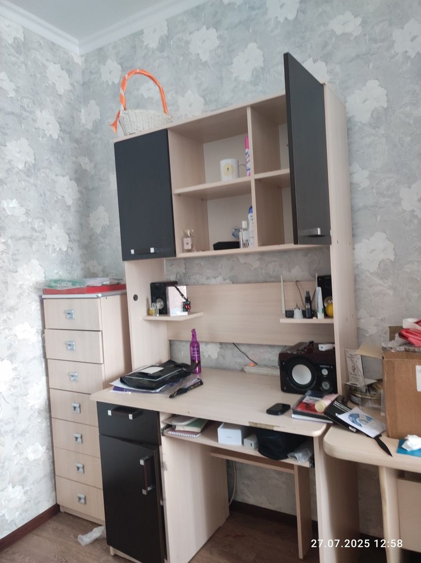 Продается компьютерный стол.
