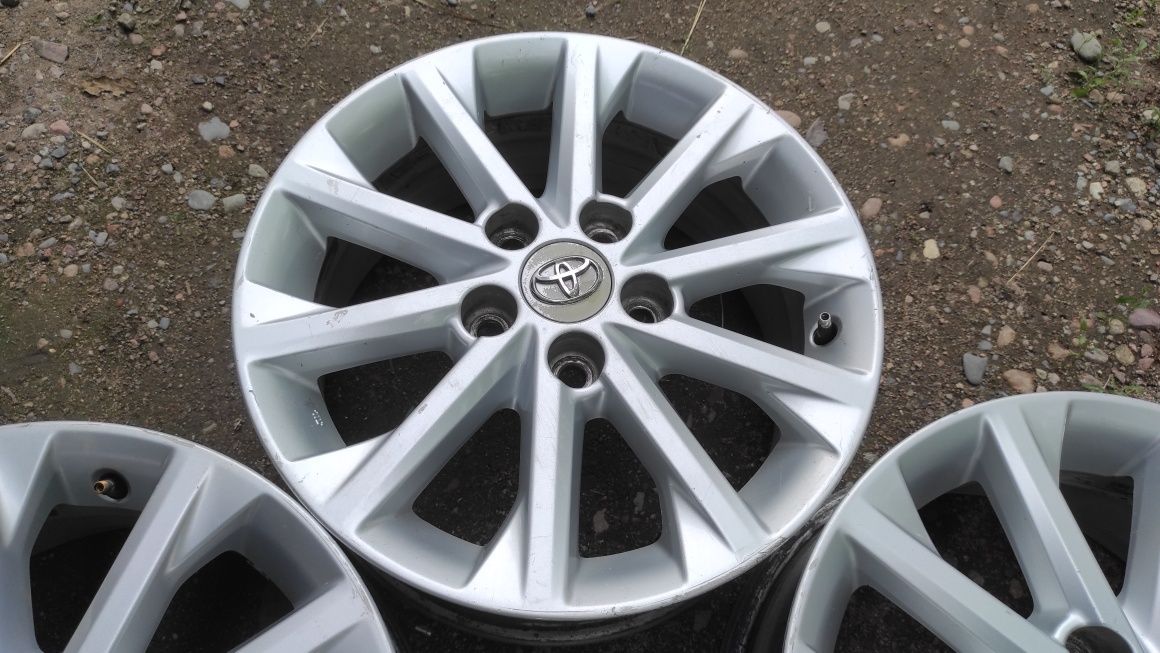 Комплект оригинальных дисков R16. Toyota Camry.