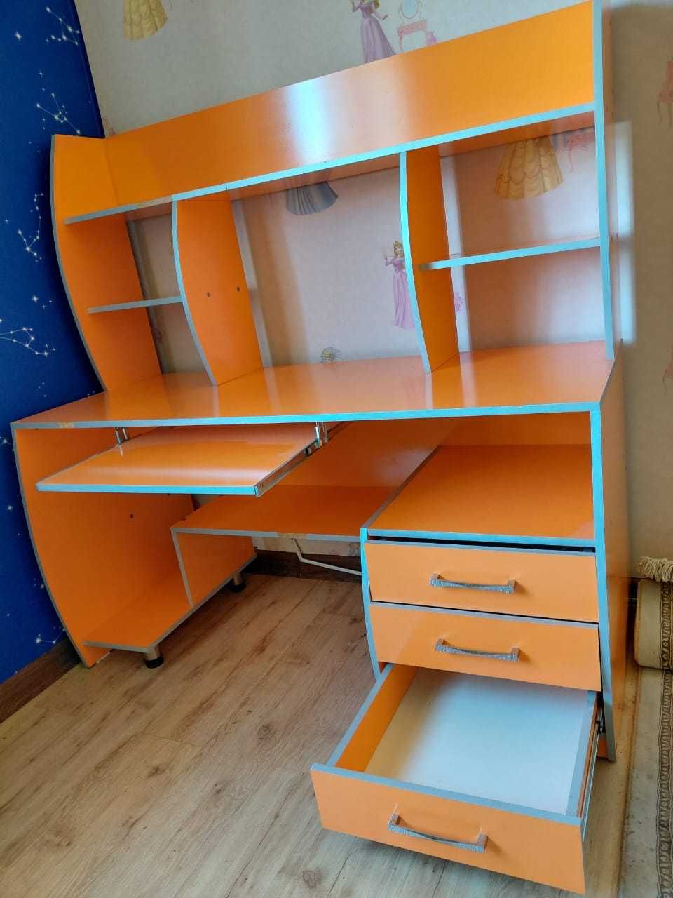 Письменный компьютерный стол
