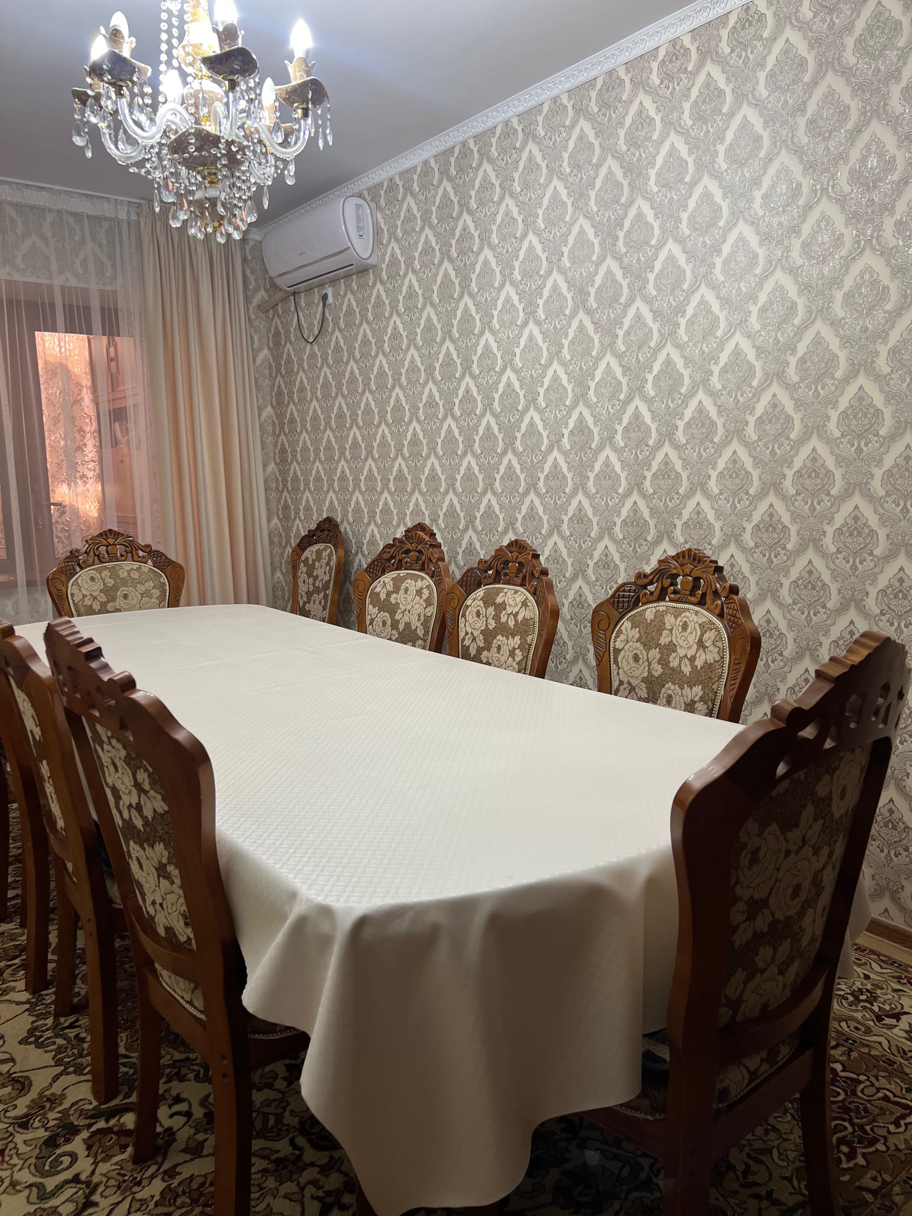 Продается стол и стулья в комплекте