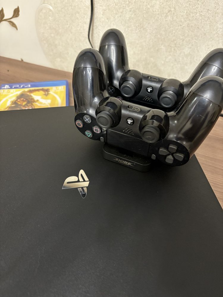 Продам PlayStation 4 + игровые диски и 2 контролера