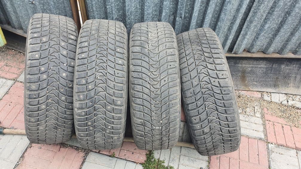 Продам зимнюю резину 205/60/16