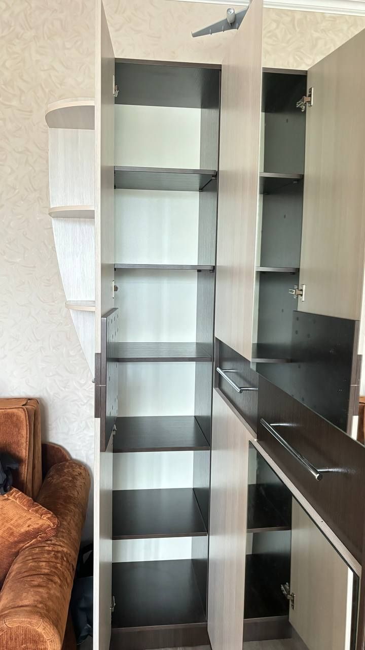 Продам шкаф, трюмо и стол