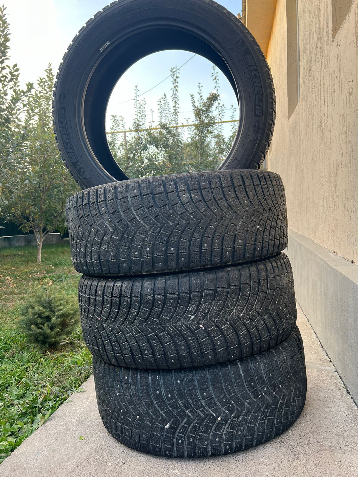 Продам зимнюю резину MICHELIN ( оригинал )   в хорошем состоя